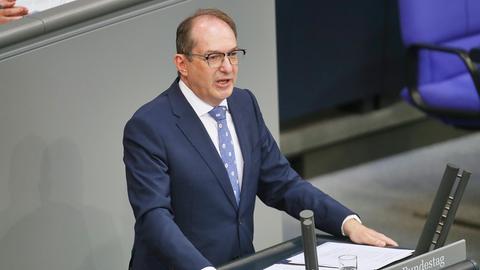 Innenminister Alexander Dobrindt (CSU) hält eine Rede im Bundestag.