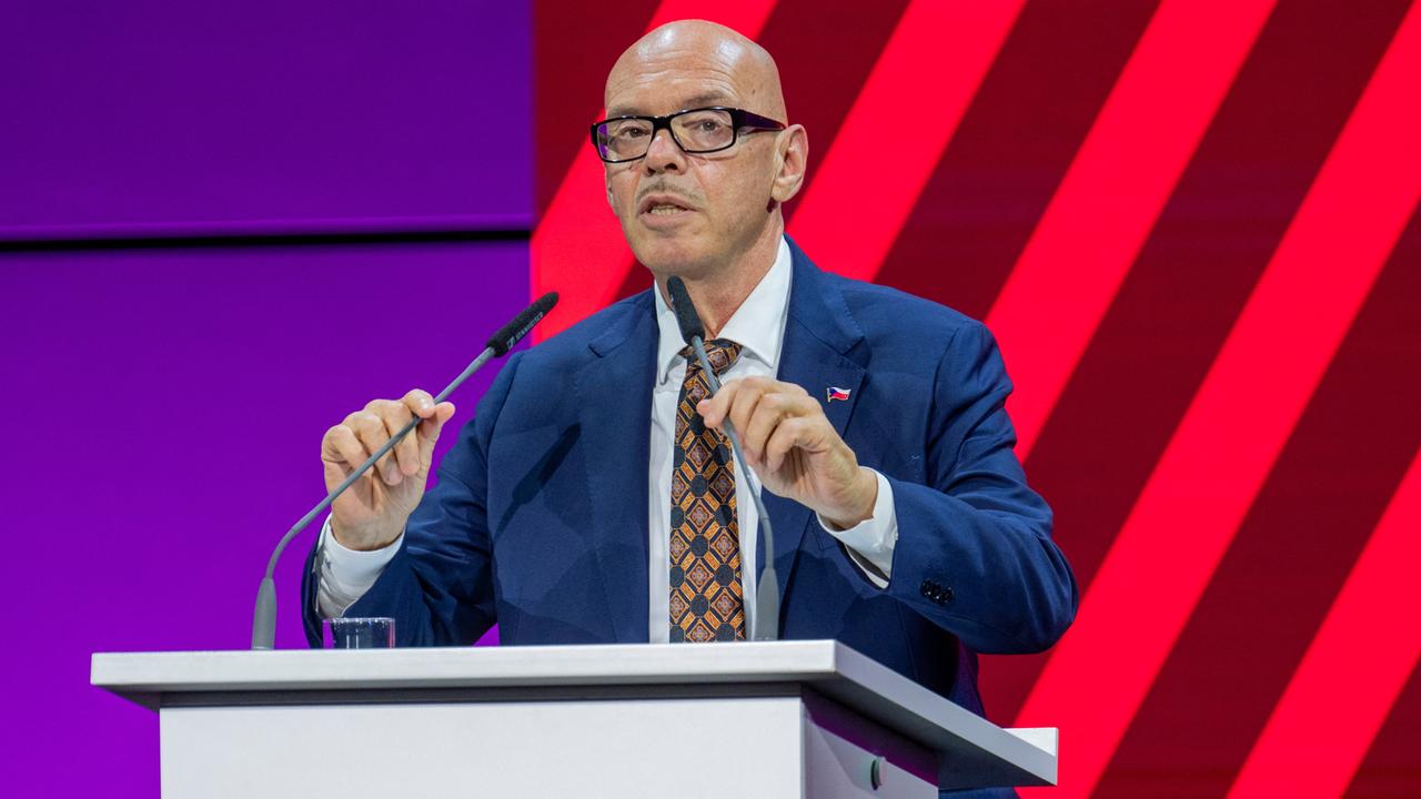 Der tschechische Kulturminister Oto Klempír spricht unter lautstarken Zwischenrufen auf dem Festakt zur offiziellen Eröffnung der Buchmesse. 