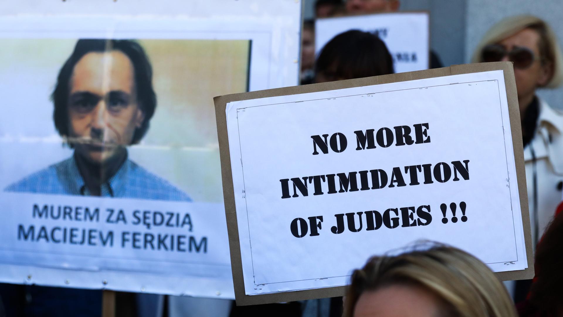 In Polen sind die Menschen über Monate hinweg für eine unabhängige Justiz auf die Straße gegangen In Polen sind die Menschen über Monate hinweg für eine unabhängige Justiz auf die Straße gegangen