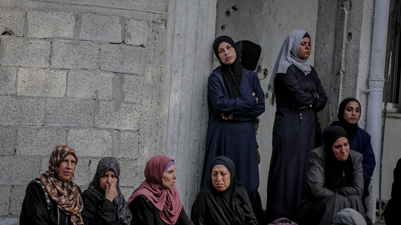 Eine Gruppe palästinensischer Frauen mit Kopftuch im Gazastreifen, wartet auf humanitäre Hilfe. 