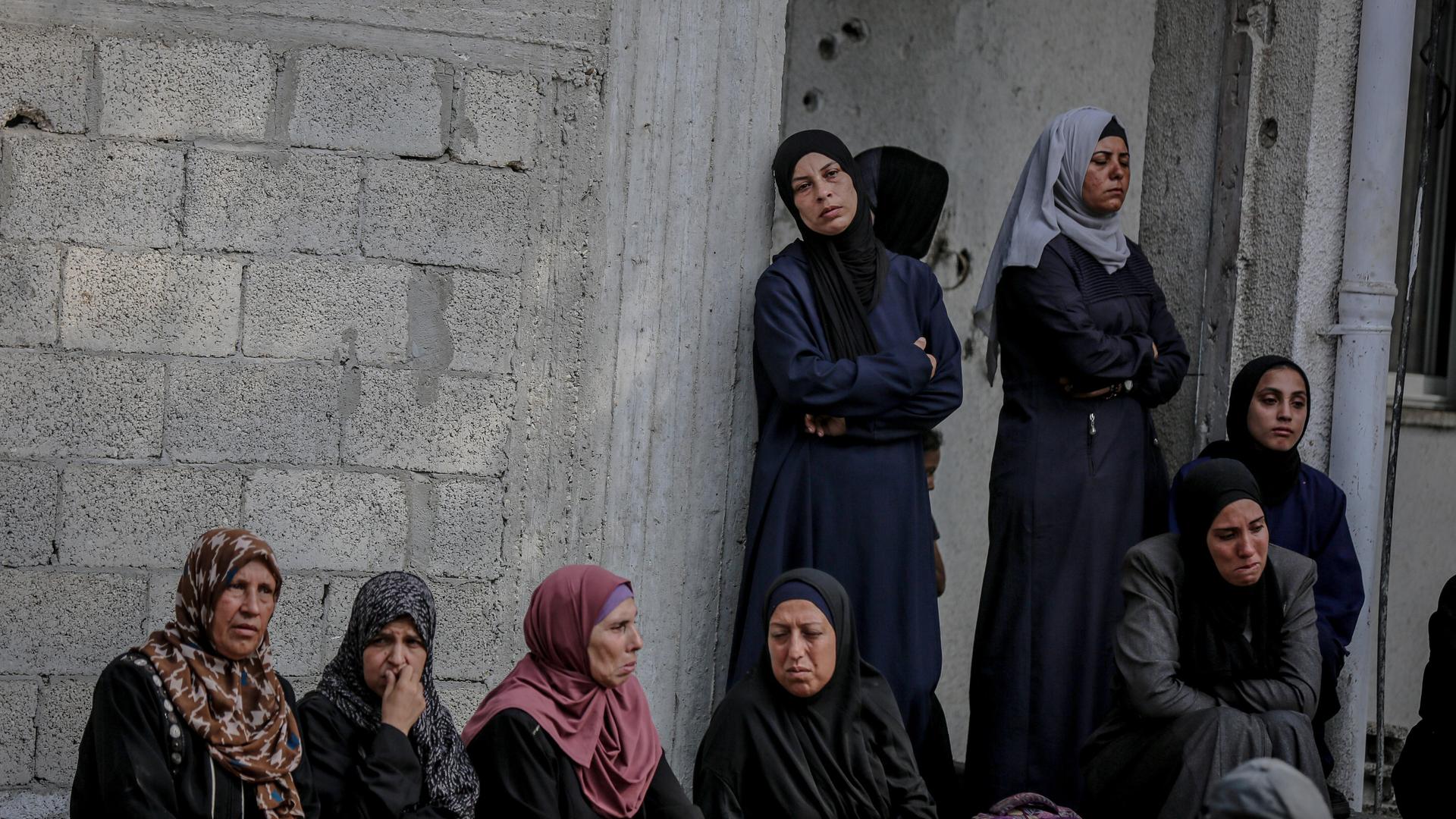 Eine Gruppe palästinensischer Frauen mit Kopftuch im Gazastreifen, wartet auf humanitäre Hilfe. 