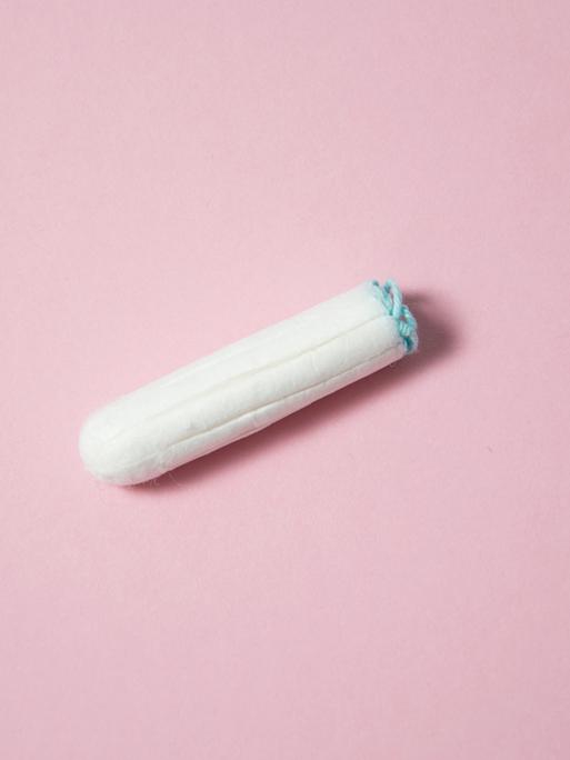 Ein weißer Tampon auf lachsfarbenem Hintergrund.