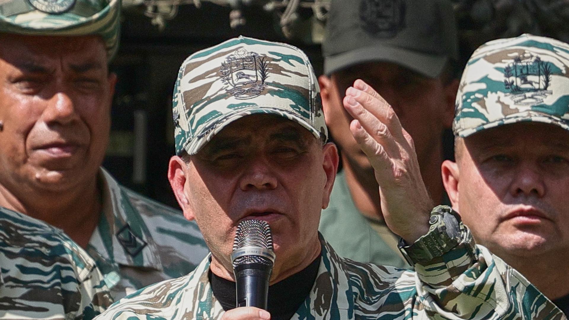 Venezuelas Verteidigungsminister Lopez spricht in ein Mikrofon. Hinter ihm stehen weitere Soldaten. Venezuelas Verteidigungsminister Lopez spricht in ein Mikrofon. Hinter ihm stehen weitere Soldaten.