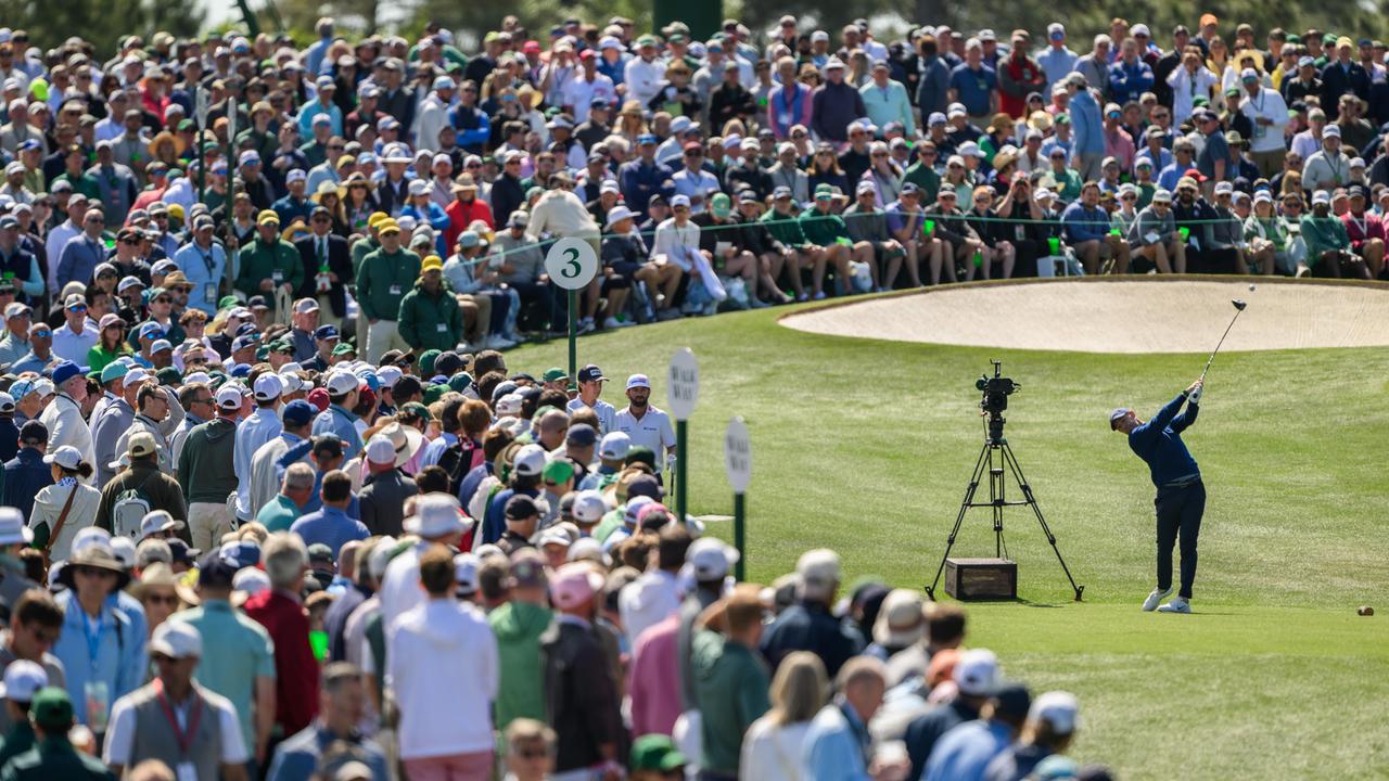 Golfer Rory McIlroy aus Nordirland bei der ersten Runde der US-Masters beim Abschlag, umringt von Zuschauern. 