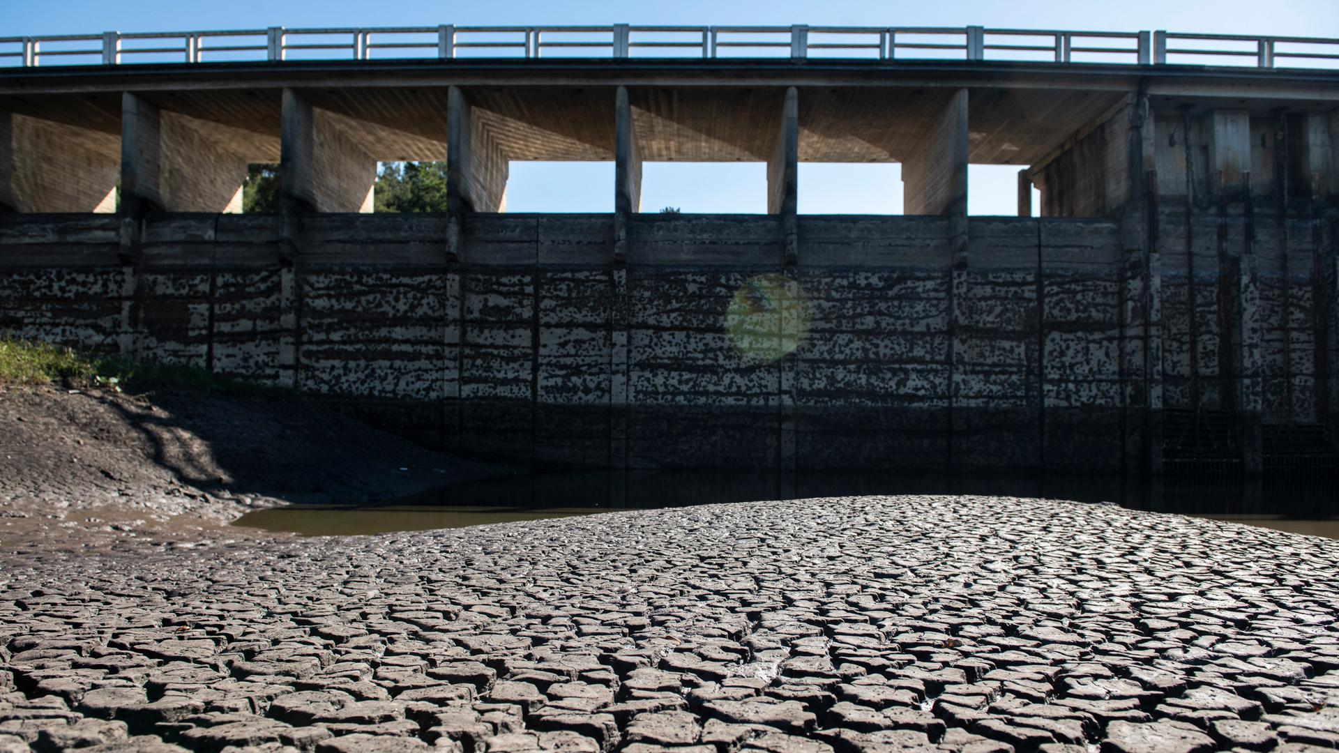 Das Bild zeigt vertrockneten Boden am Stausee Canelon Grande, der die Stadt Montevideo in Uruguay mit Wasser versorgt.