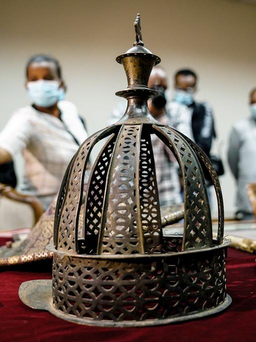Besucher betrachten eine Krone im Nationalmuseum von Addis Abeba.