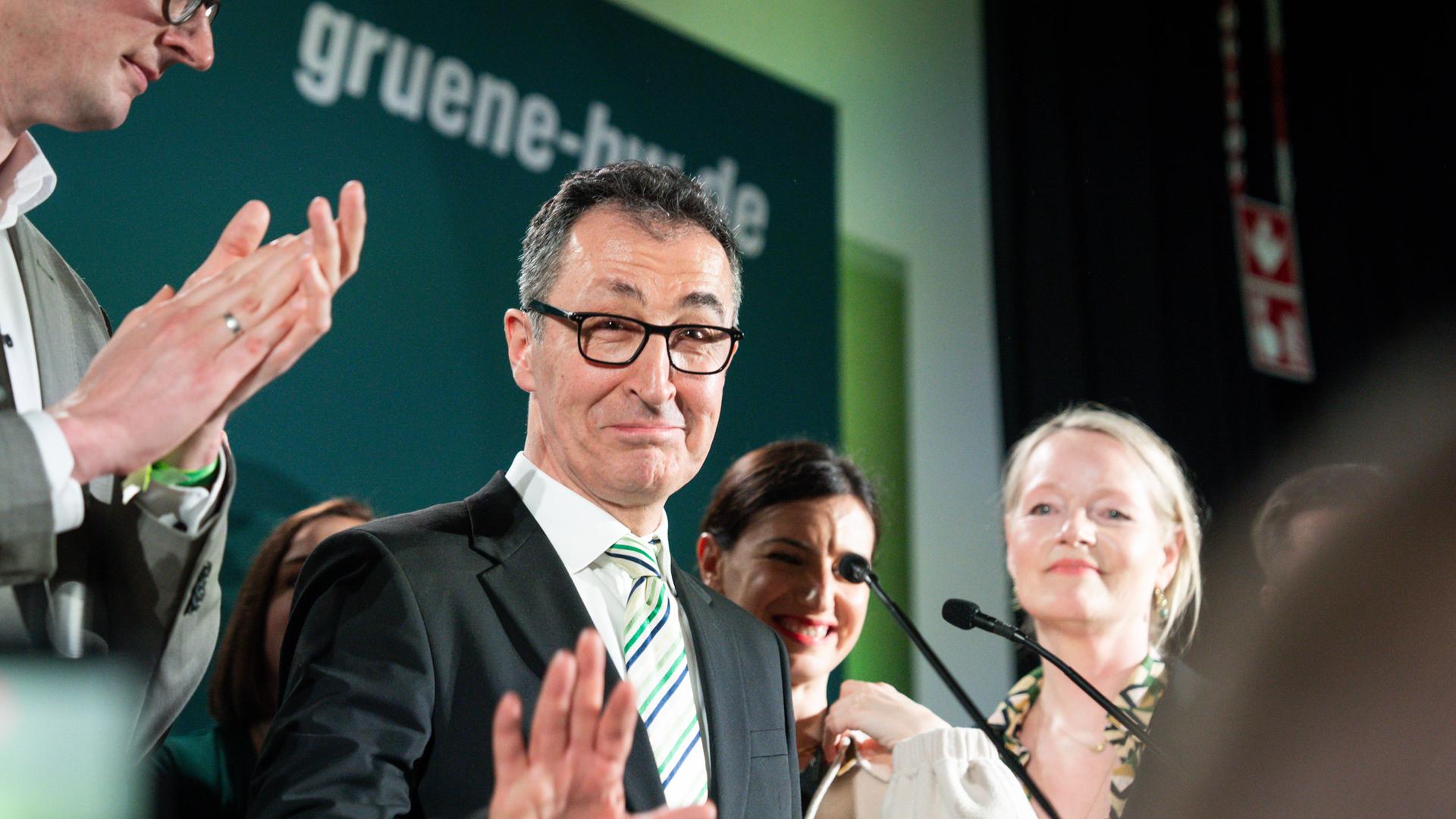 Grünen-Spitzenkandidat Cem Özdemir lässt sich auf der Wahlparty seiner Partei feiern. Grünen-Spitzenkandidat Cem Özdemir lässt sich auf der Wahlparty seiner Partei feiern.