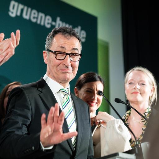 Grünen-Spitzenkandidat Cem Özdemir lässt sich auf der Wahlparty seiner Partei feiern.