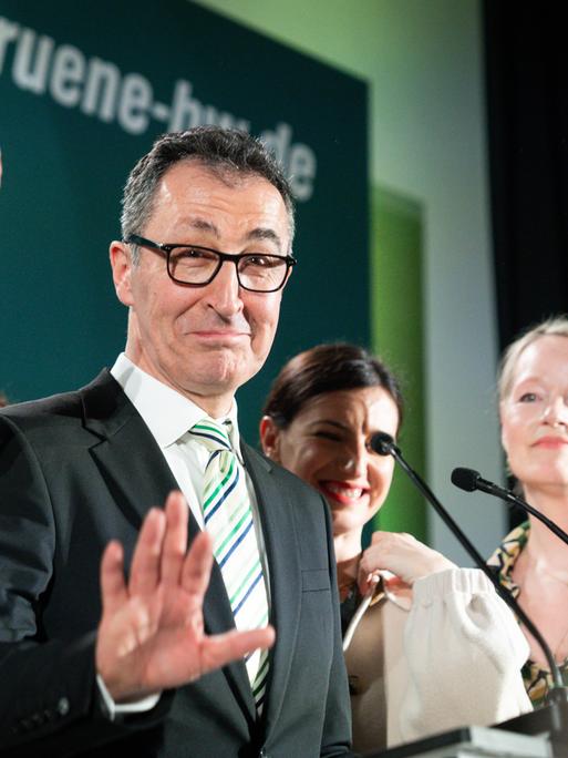 Grünen-Spitzenkandidat Cem Özdemir lässt sich auf der Wahlparty seiner Partei feiern.