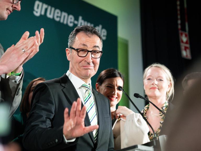 Grünen-Spitzenkandidat Cem Özdemir lässt sich auf der Wahlparty seiner Partei feiern.
