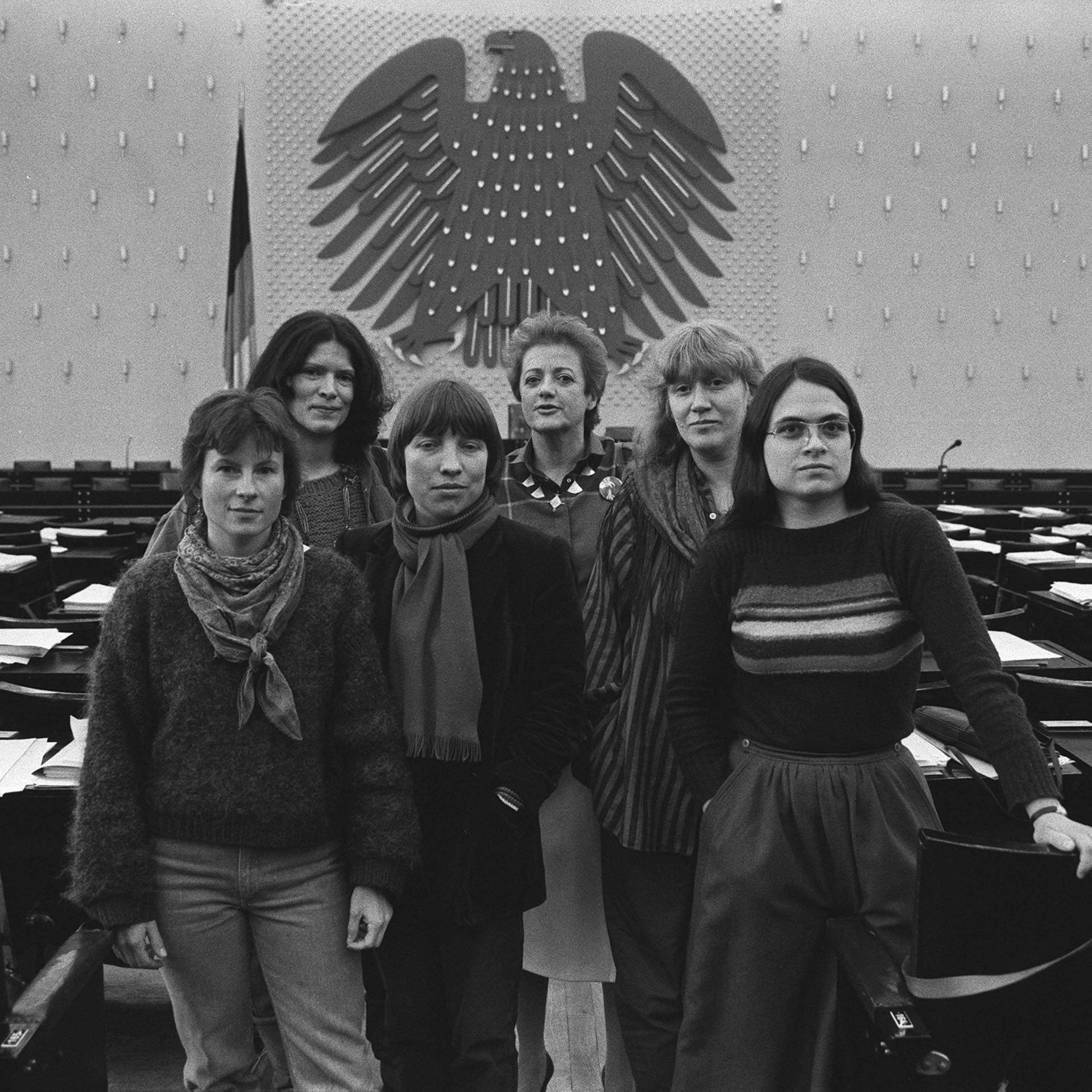 Die Fraktionssprecherinnen der "Grünen" im Deutschen Bundestag: (v.l.) Heidemarie Dann, Annemarie Borgmann, Antje Vollmer, Erika Hickel, Waltraud Schoppe und Christa Nickels posieren vor dem Bundesadler im Parlament, 12.02.1984.