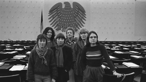 Die Fraktionssprecherinnen der "Grünen" im Deutschen Bundestag: (v.l.) Heidemarie Dann, Annemarie Borgmann, Antje Vollmer, Erika Hickel, Waltraud Schoppe und Christa Nickels posieren vor dem Bundesadler im Parlament, 12.02.1984.