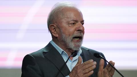 Der brasilianische Präsident Luiz Inacio Lula da Silva spricht während einer Plenarsitzung auf der Weltklimakonferenz COP30 und gestikuliert. 