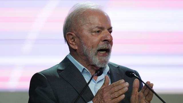 Der brasilianische Präsident Luiz Inacio Lula da Silva spricht während einer Plenarsitzung auf der Weltklimakonferenz COP30 und gestikuliert. 