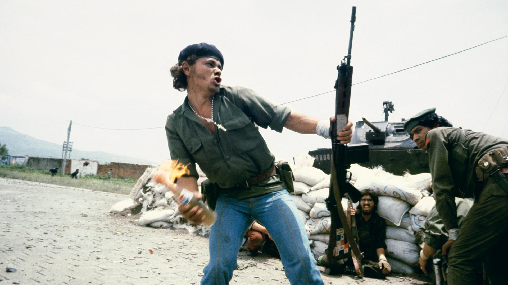 Sandinisten an den Mauern des Hauptquartiers der Nationalgarde, „Molotov Man“, Estelí, Nicaragua, 16.07.1979