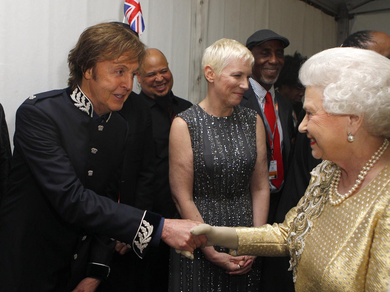 Die Queen schüttelt Paul McCartney während ihres Diamantenen Thronjubiläums 2012 die Hand.