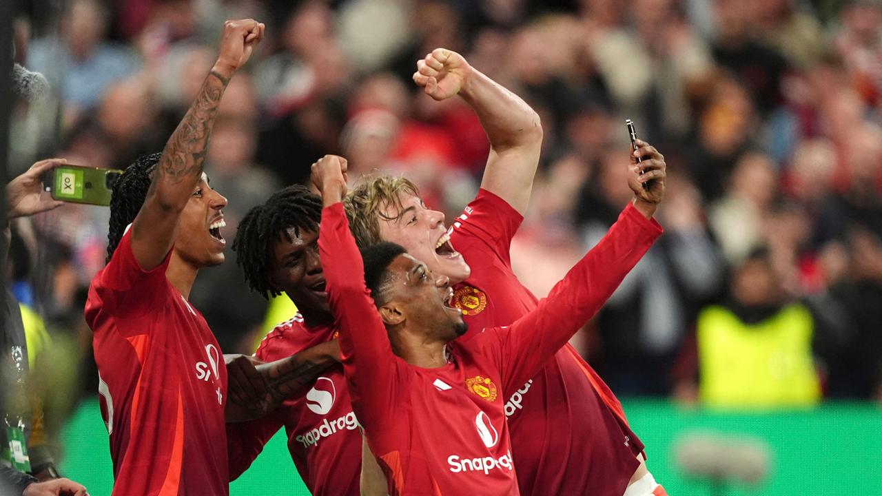 Die Spieler von Manchester United feiern den Sieg gegen Bilbao und machen davon ein Selfie mit dem Handy.