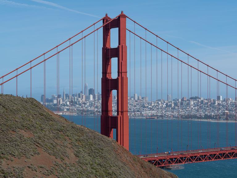 Der Autor und Musiker Udo Moll besucht in San Francisco die Avantgarde-Freaks der Spätsechziger.  Zu sehen: Die Golden-Gate-Bridge und die San Francisco Bay.