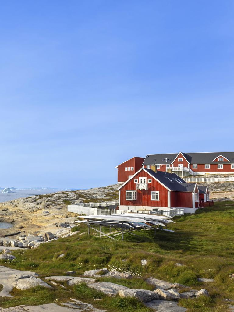Typische Architektur Grönlands mit farbigen Häusern in der Nähe von Fjorden und Eisbergen