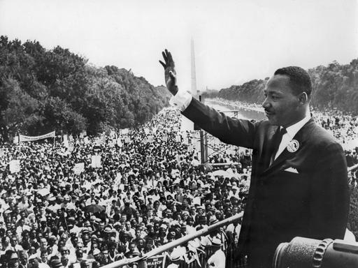 Der US-Bürgerrechtler Dr. Martin Luther King winkt von der Lincoln Gedächtnisstätte in Washington den Demonstranten zu. Aufgenommen am 28. August 1963.