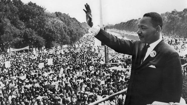 Der US-Bürgerrechtler Dr. Martin Luther King winkt von der Lincoln Gedächtnisstätte in Washington den Demonstranten zu. Aufgenommen am 28. August 1963.