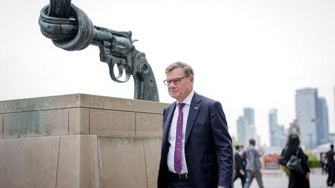Johann Wadephul (CDU), Bundesaußenminister, geht vor dem Gebäude der Vereinten Nationen an Der "Knotted Gun"-Skulptur des schwedischen Künstlers Carl Fredrik Reuterswärd vorbei.