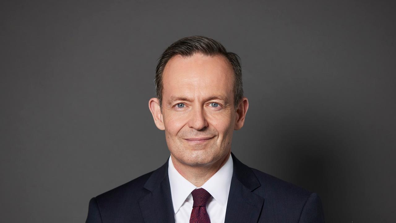 Volker Wissing lächelt in die Kamera. Volker Wissing lächelt in die Kamera.