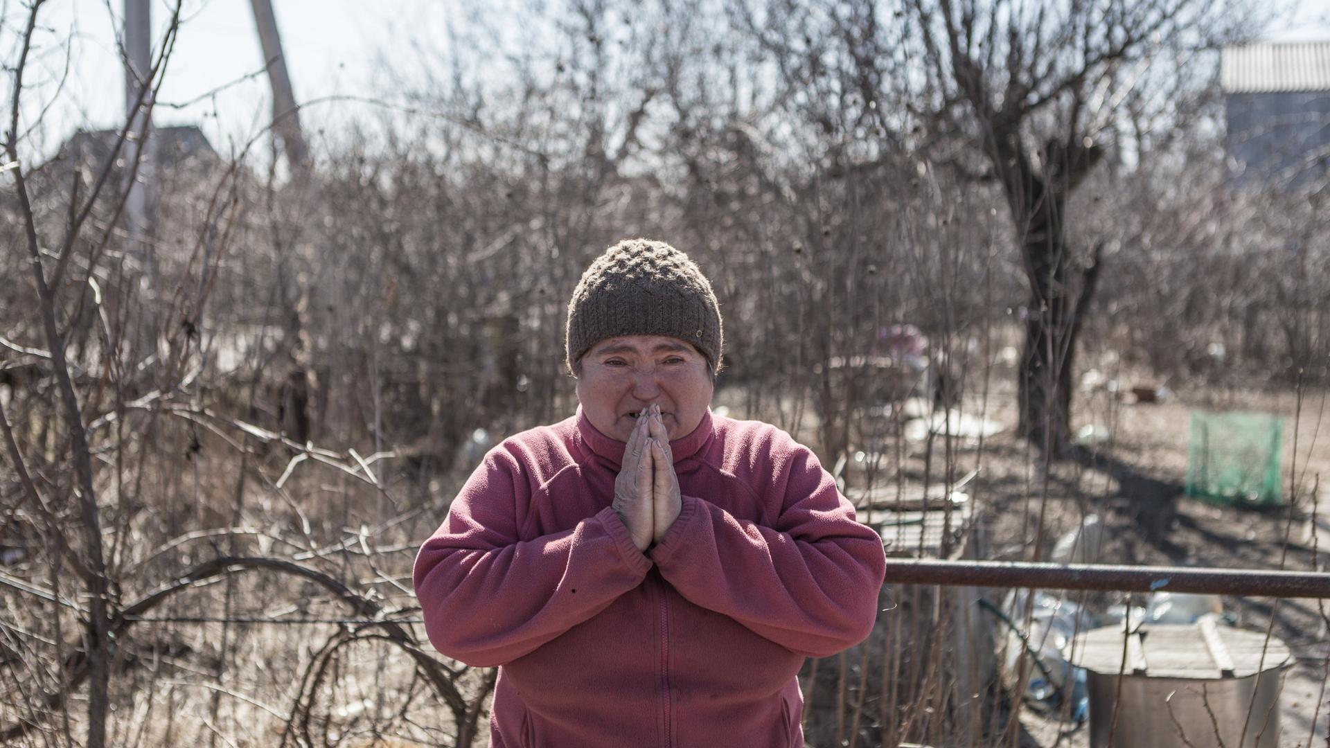 Eine Frau in einer der am stärksten zerbombten Gegenden nahe Saporischschja.
