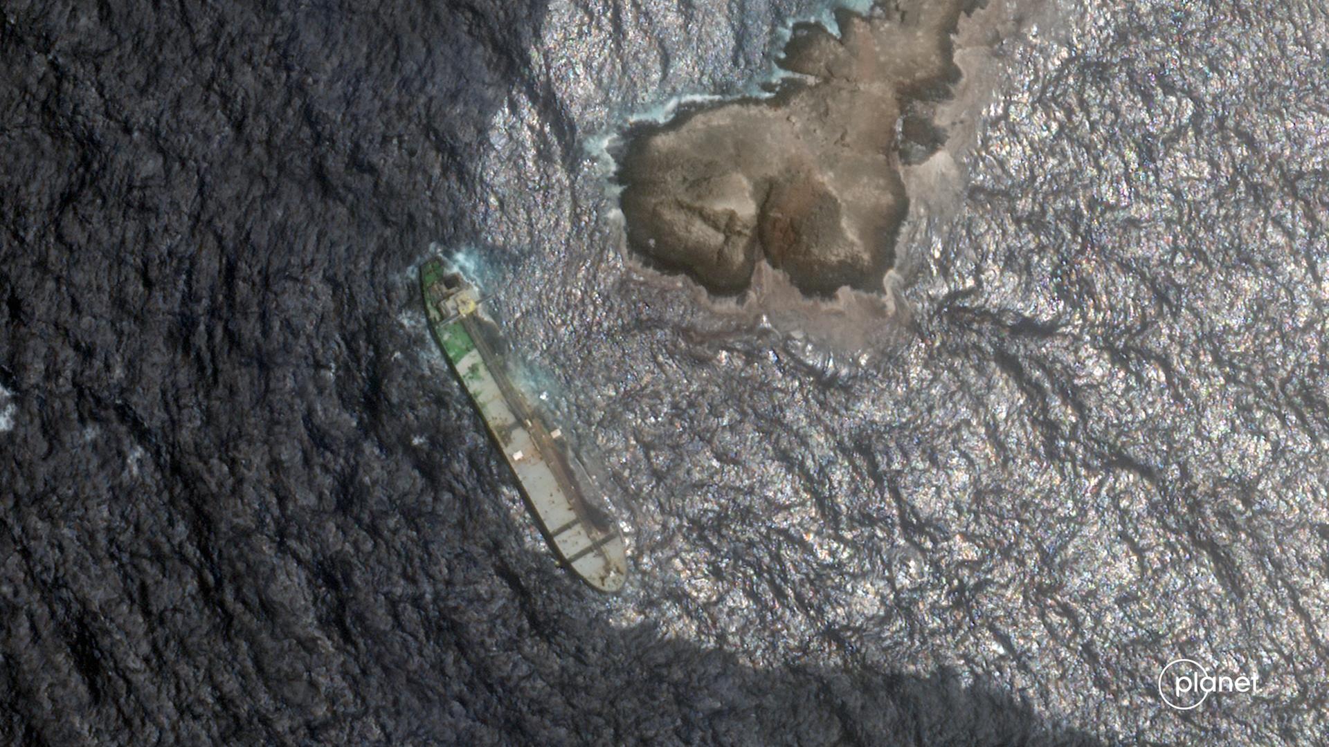 Dieses Satellitenbild von Planet Labs PBC zeigt, wie Rohöl aus dem mit Sanktionen belegten Suezmax-Tanker „Caroline Bezengi“ austritt und sich ausbreitet. Dieses Satellitenbild von Planet Labs PBC zeigt, wie Rohöl aus dem mit Sanktionen belegten Suezmax-Tanker „Caroline Bezengi“ austritt und sich ausbreitet.
