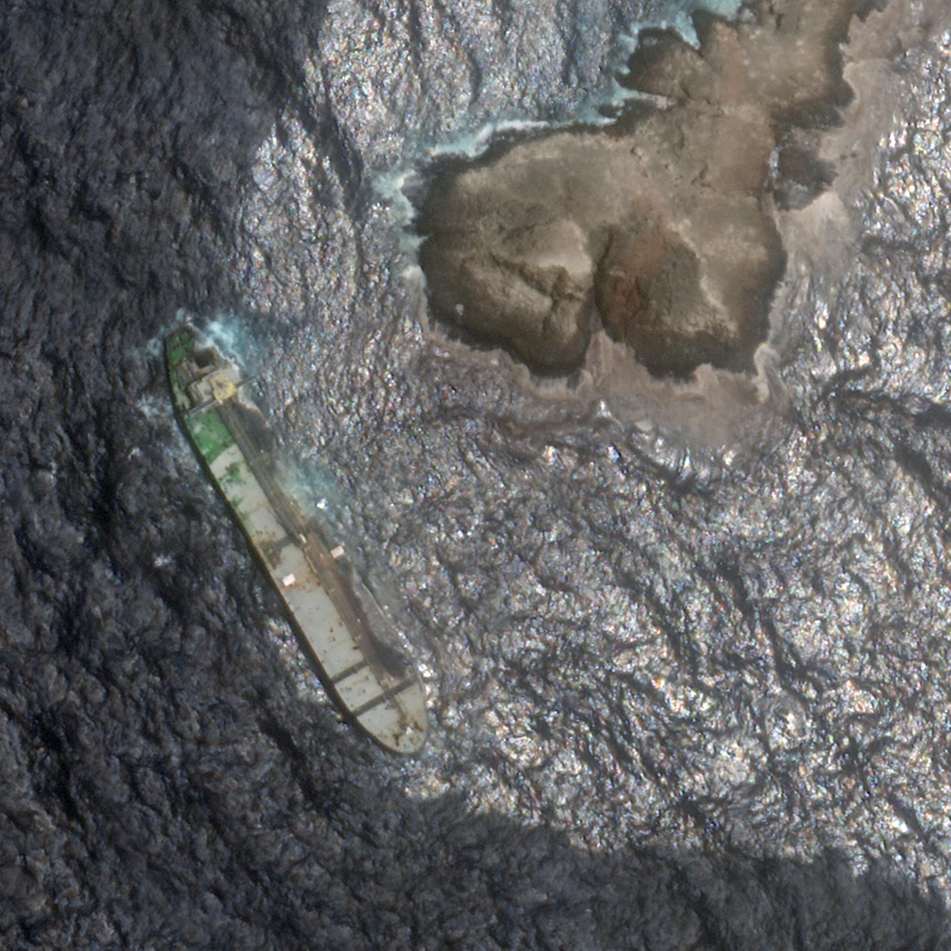 Dieses Satellitenbild von Planet Labs PBC zeigt, wie Rohöl aus dem mit Sanktionen belegten Suezmax-Tanker „Caroline Bezengi“ austritt und sich ausbreitet.