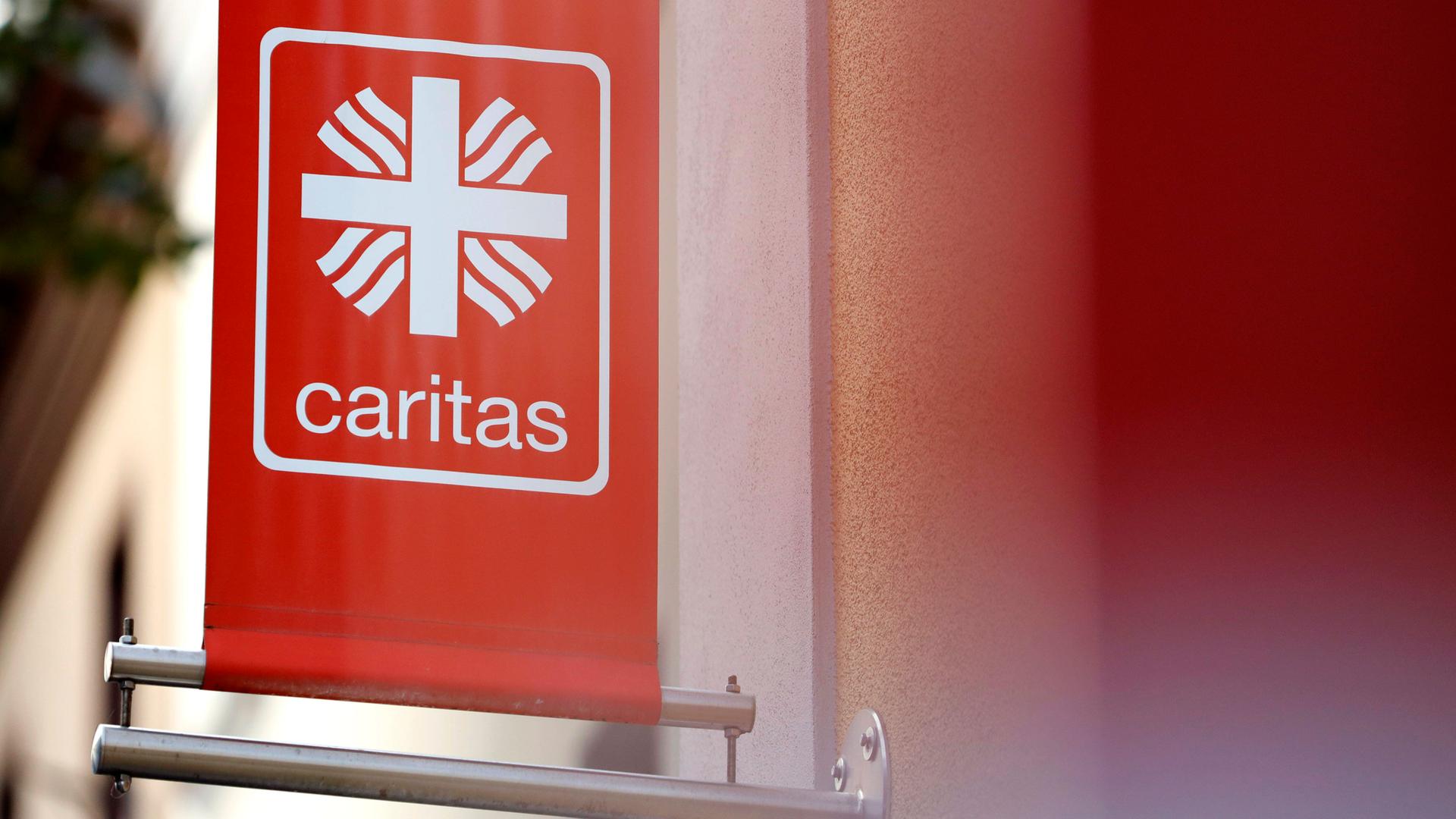 Eine Fahne mit dem Logo der Caritas. Eine Fahne mit dem Logo der Caritas.