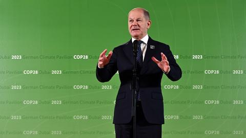 Bundeskanzler Olaf Scholz (SPD) gibt während der Weltklimakonferenz der Vereinten Nationen (COP28) ein Statement.