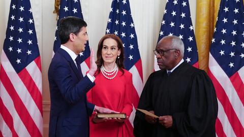 Der neue Fed-Chef Kevin Warsh schwört im Weißen Haus den Amtseid. Neben ihm steht seine Ehefrau. Er hat die linke Hand auf die Bibel gelegt und die rechte Hand zum Schwur erhoben. 