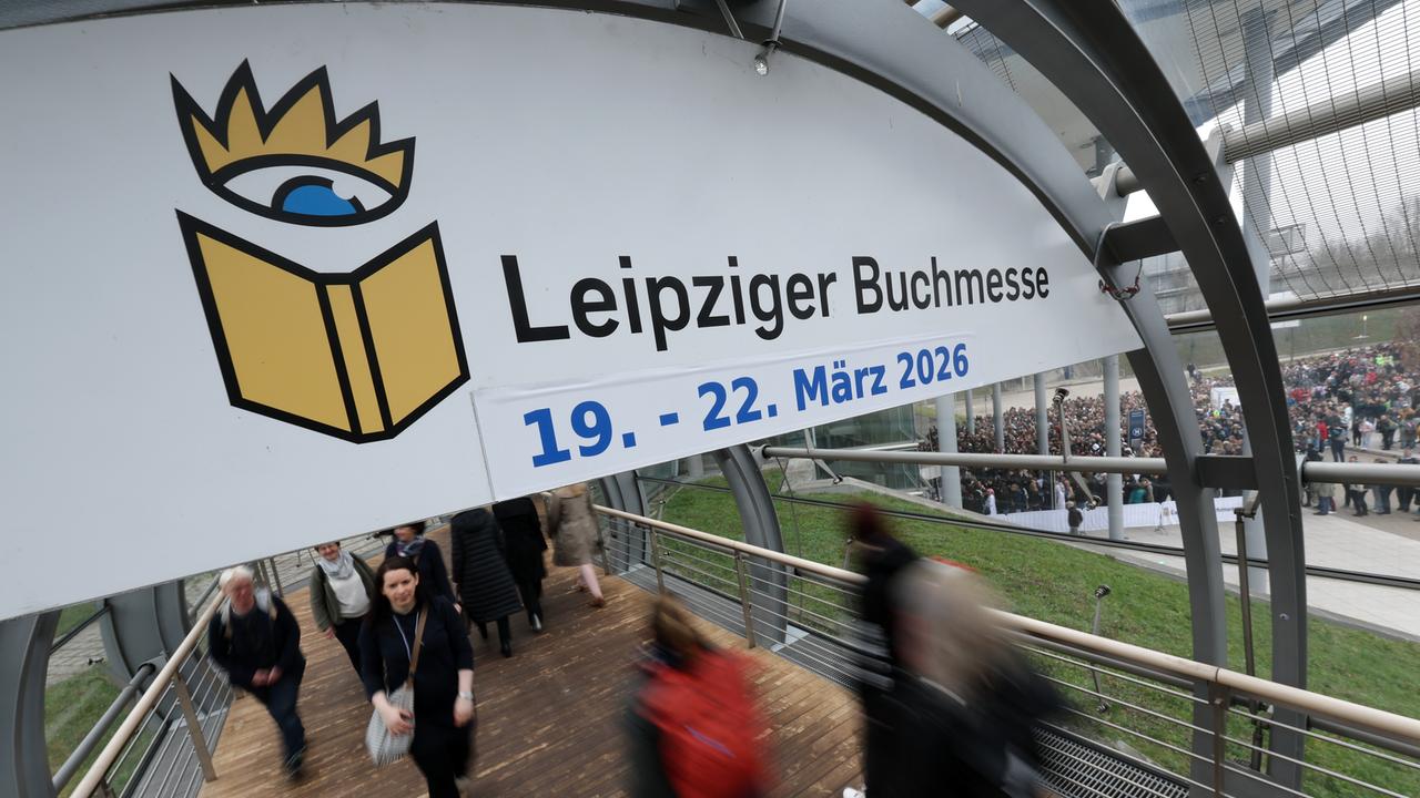 Besucher strömen auf die Leipziger Buchmesse 2025. Ein Schild kündigt die nächste Ausgabe an.