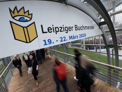 Besucher strömen auf die Leipziger Buchmesse 2025. Ein Schild kündigt die nächste Ausgabe an.