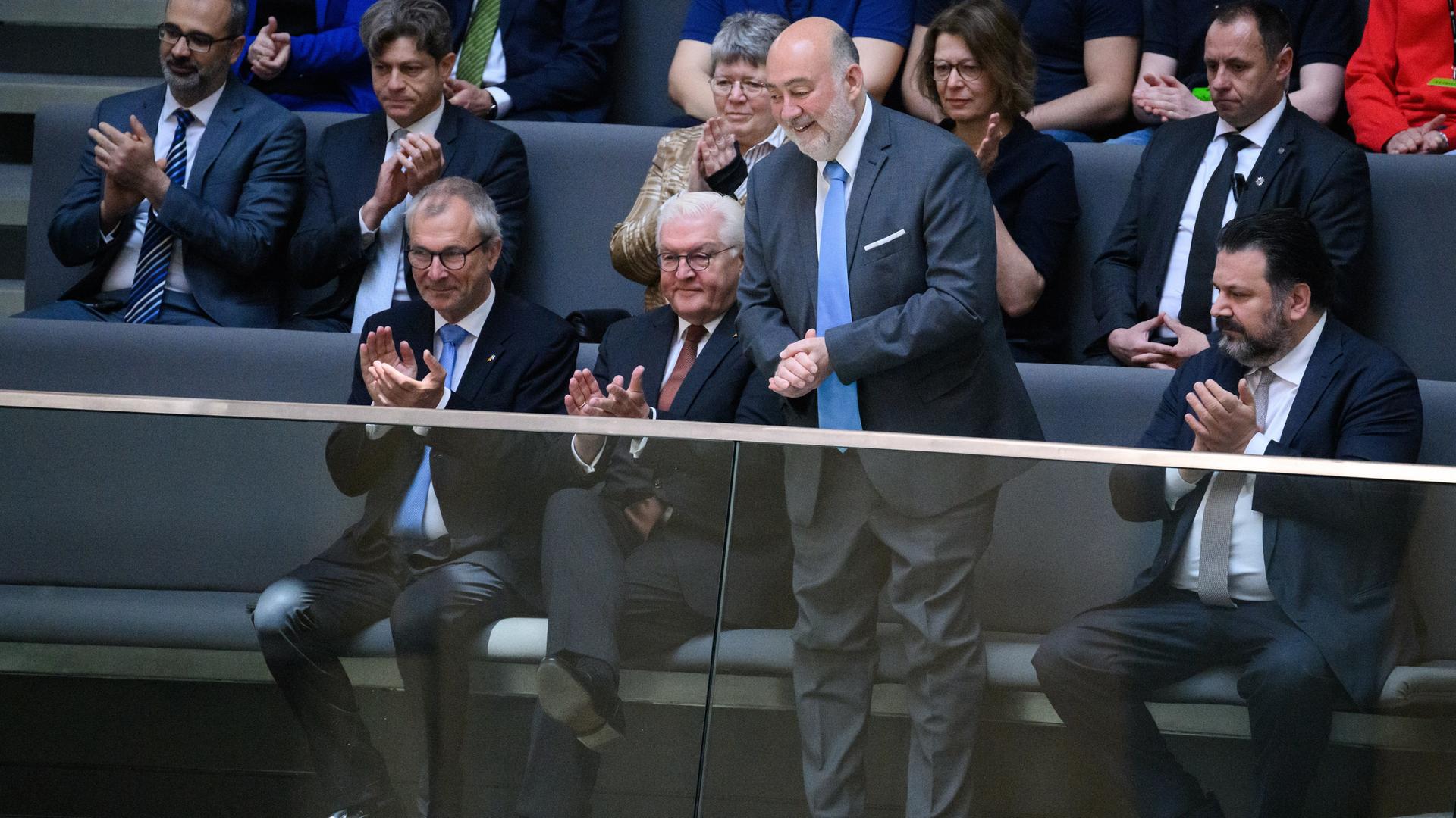 Bundespräsident Frank-Walter Steinmeier (SPD) nimmt zusammen mit Volker Beck (Grüne),  und Ron Prosor, Botschafter von Israel in Deutschland, sowie Gideon Joffe, Vorsitzender der Jüdischen Gemeinde zu Berlin, an der Debatte zum 75. Jahrestag der Gründung Israels in der Plenarsitzung im Deutschen Bundestag teil.