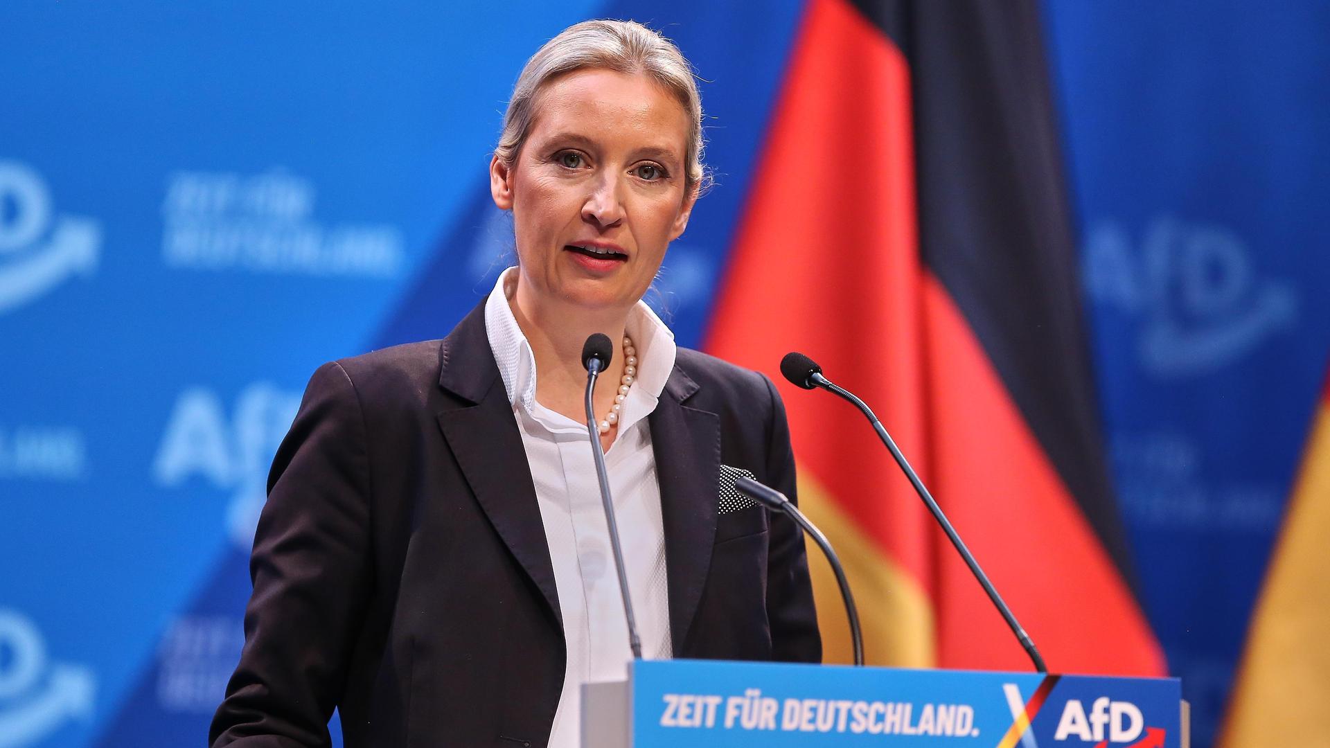 AfD-Kanzlerkandidatin Alice Weidel steht während des Parteitages in Riesa am Rednerpult