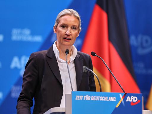 AfD-Kanzlerkandidatin Alice Weidel steht während des Parteitages in Riesa am Rednerpult