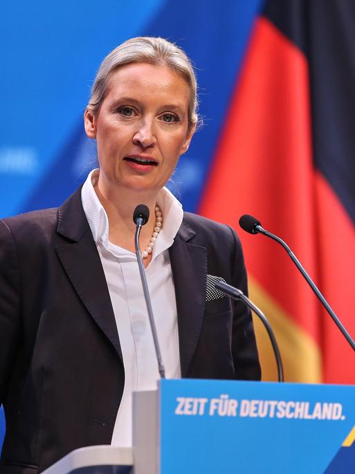 AfD-Kanzlerkandidatin Alice Weidel steht während des Parteitages in Riesa am Rednerpult