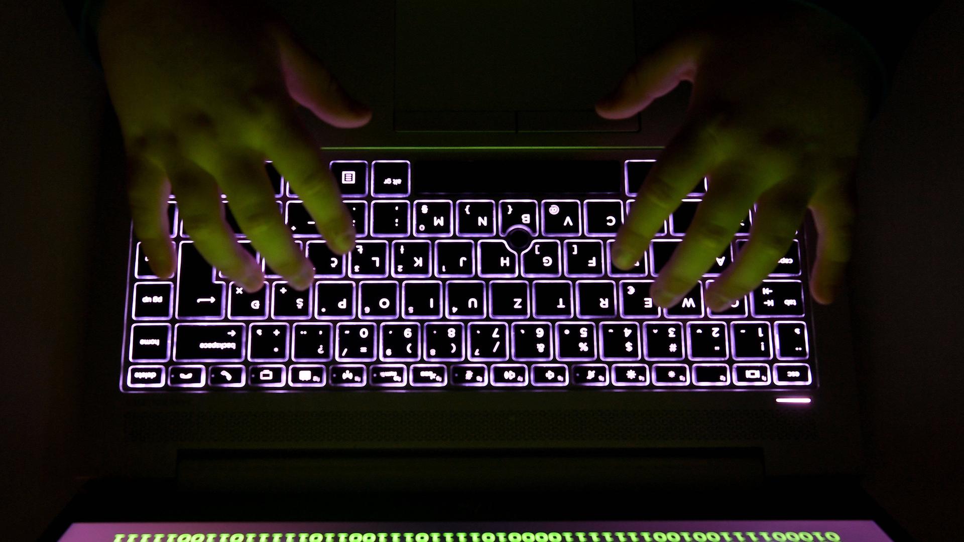 Illustration von Cyberkriminalität auf einem Laptop