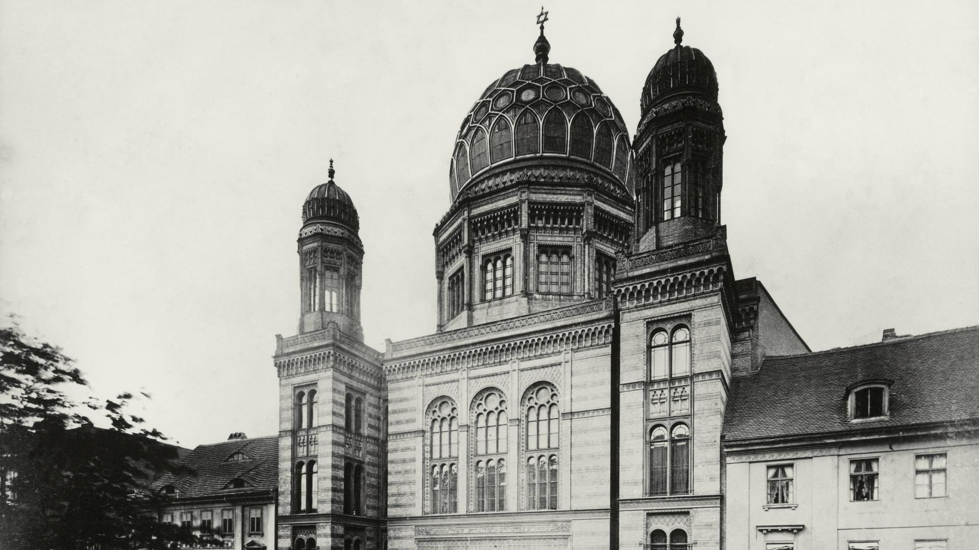 Eine schwarz-weiß Fotografie der Berliner Synagoge