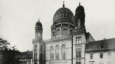 Eine schwarz-weiß Fotografie der Berliner Synagoge