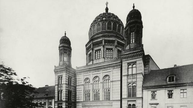 Eine schwarz-weiß Fotografie der Berliner Synagoge