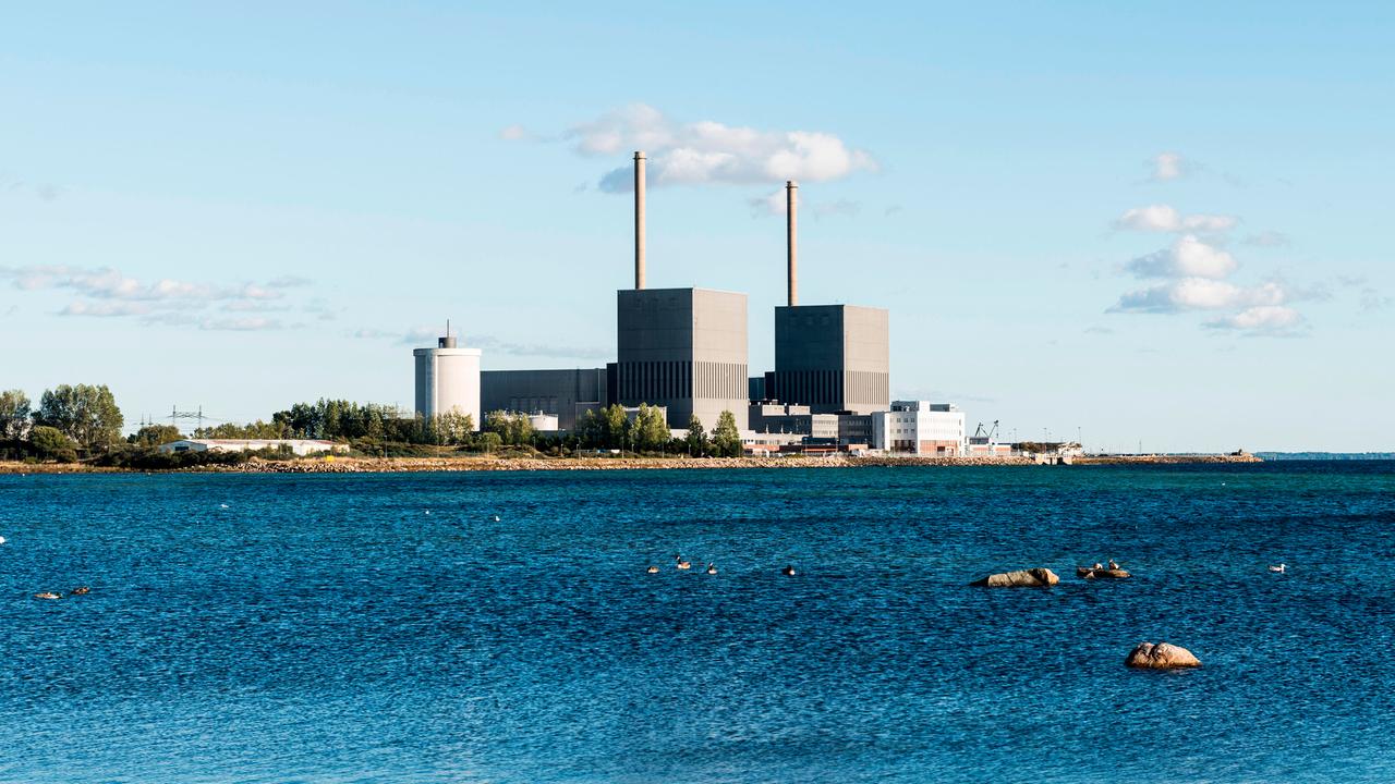 Blick auf das Atomkraftwerk Barsebäck in Schweden vom Wasser aus gesehen. 
