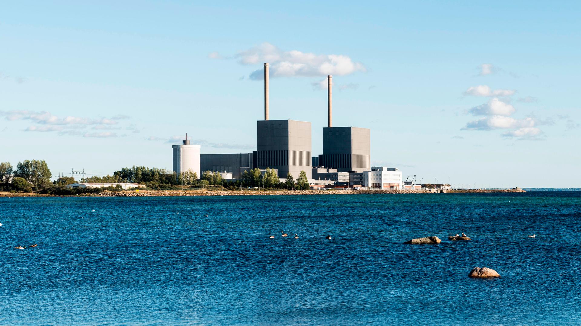 Blick auf das Atomkraftwerk Barsebäck in Schweden vom Wasser aus gesehen. Blick auf das Atomkraftwerk Barsebäck in Schweden vom Wasser aus gesehen.