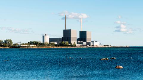 Blick auf das Atomkraftwerk Barsebäck in Schweden vom Wasser aus gesehen. 