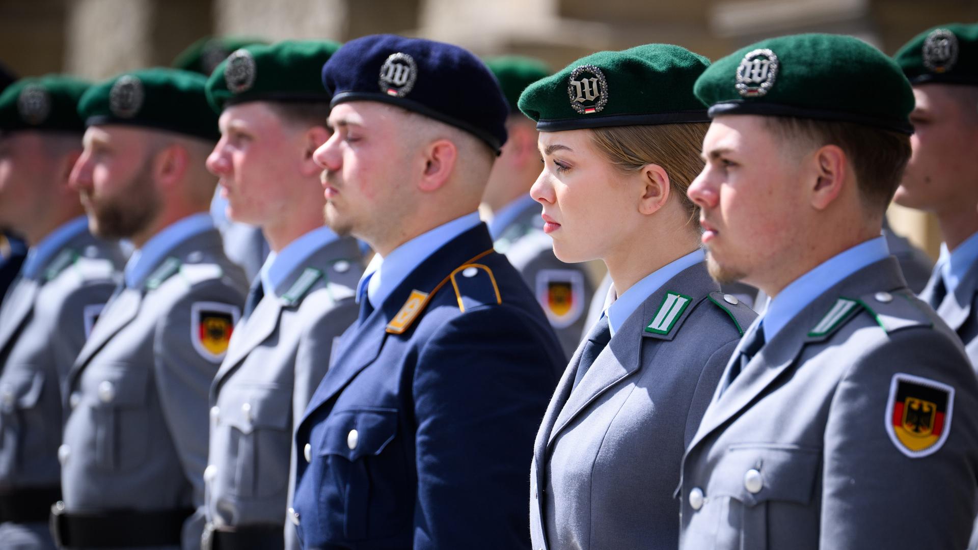 Rekrutinnen und Rekruten der Bundeswehr stehen beim öffentlichen Gelöbnis von Berliner Soldatinnen und Soldaten vor dem Abgeordnetenhaus von Berlin. Rekrutinnen und Rekruten der Bundeswehr stehen beim öffentlichen Gelöbnis von Berliner Soldatinnen und Soldaten vor dem Abgeordnetenhaus von Berlin.