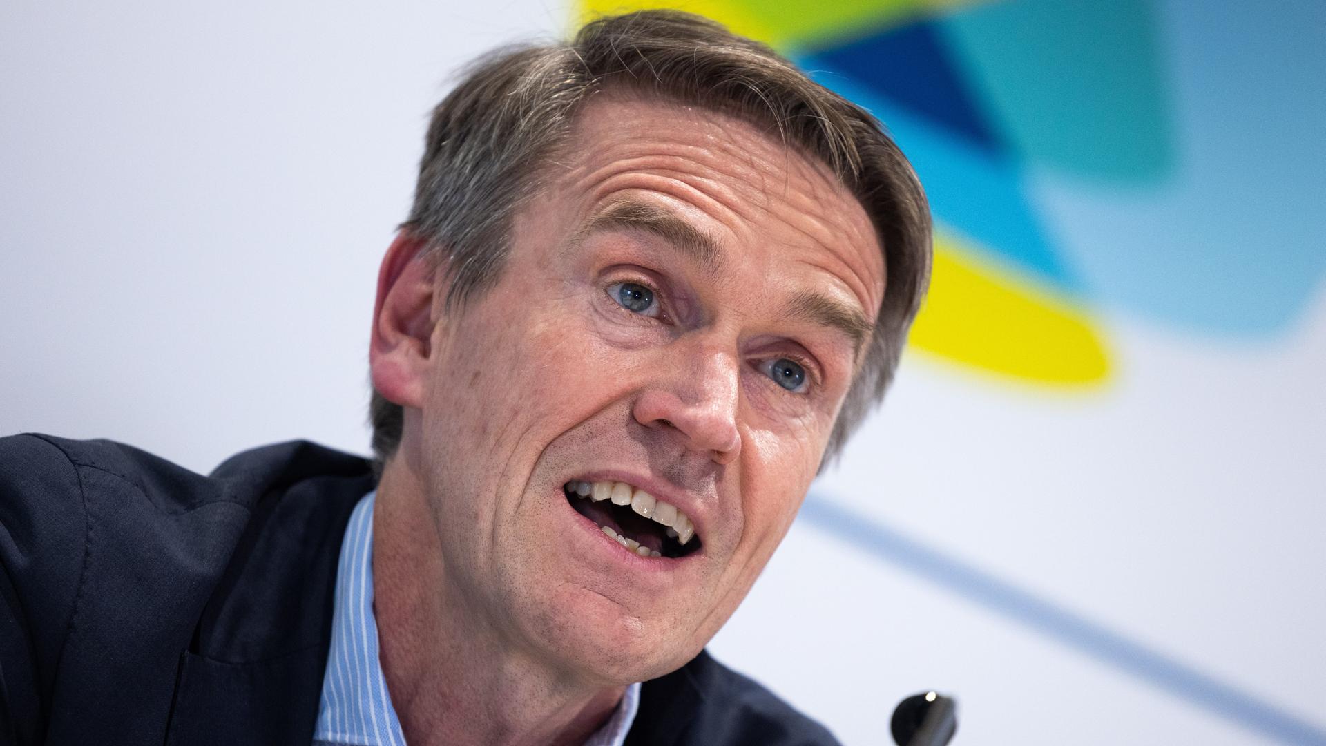 Wolfgang Wick, Vorsitzender des Wissenschaftsrats, sitzt auf einem Podium Wolfgang Wick, Vorsitzender des Wissenschaftsrats, sitzt auf einem Podium