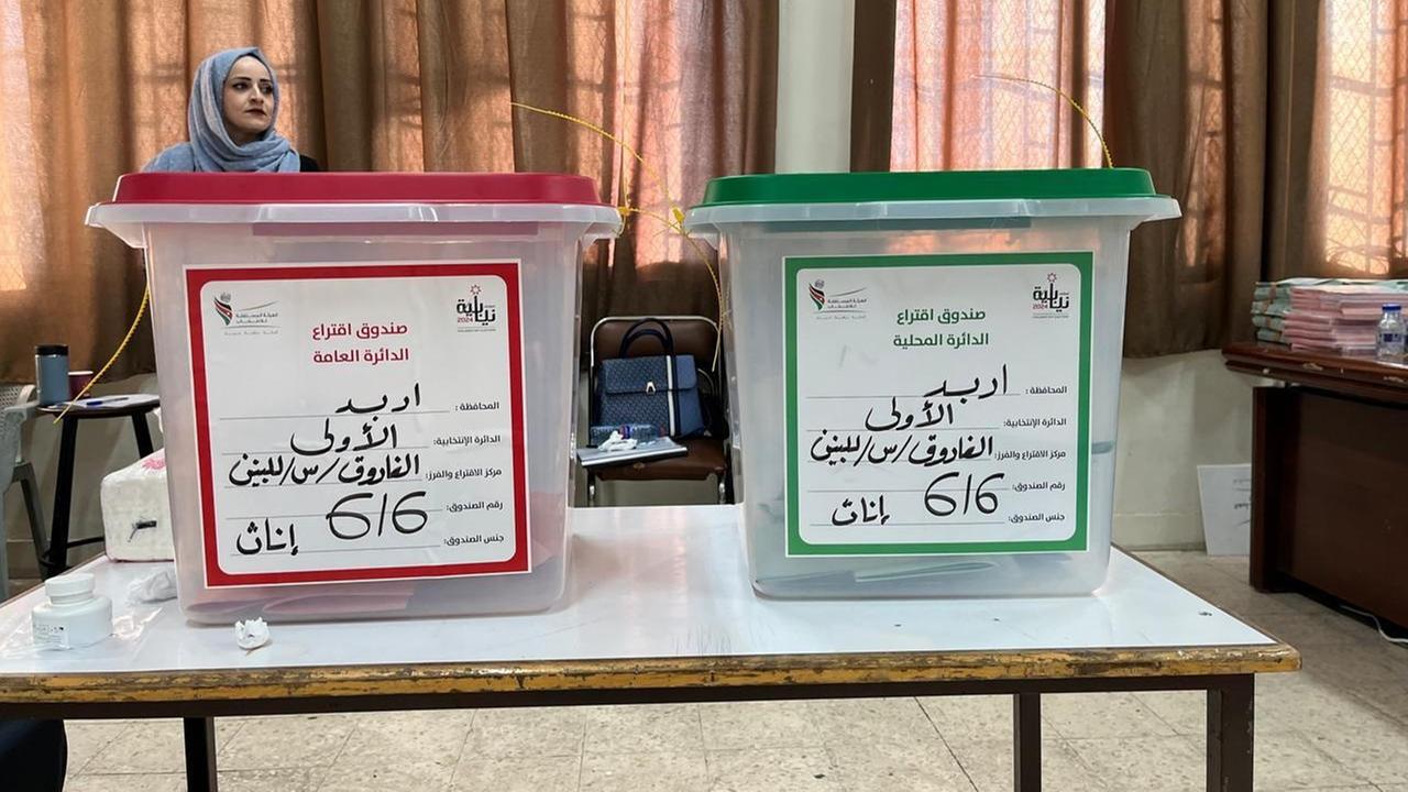 Eine rote und eine grüne Wahlbox stehen auf einem Tisch. Eine rote und eine grüne Wahlbox stehen auf einem Tisch.