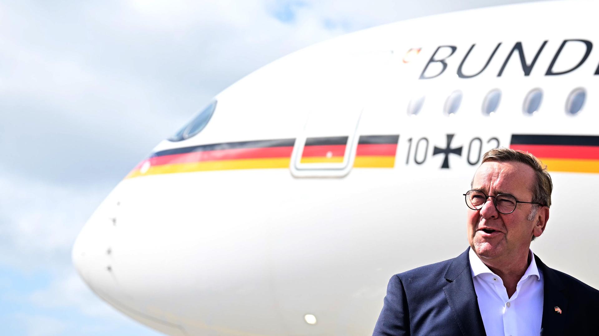 Der deutsche Verteidigungsminister Boris Pistorius steht nach der Landung in Kopenhagen vor einem Flugzeug, als er zu einem Besuch in Dänemark eintrifft. Der deutsche Verteidigungsminister Boris Pistorius steht nach der Landung in Kopenhagen vor einem Flugzeug, als er zu einem Besuch in Dänemark eintrifft.